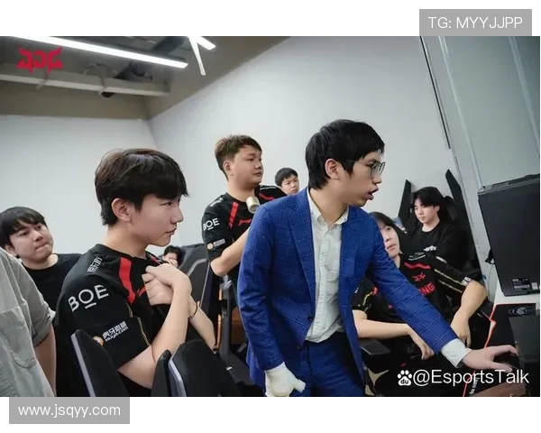 赛后分析：JDG与FPX对决中的节奏掌控与战术博弈探讨